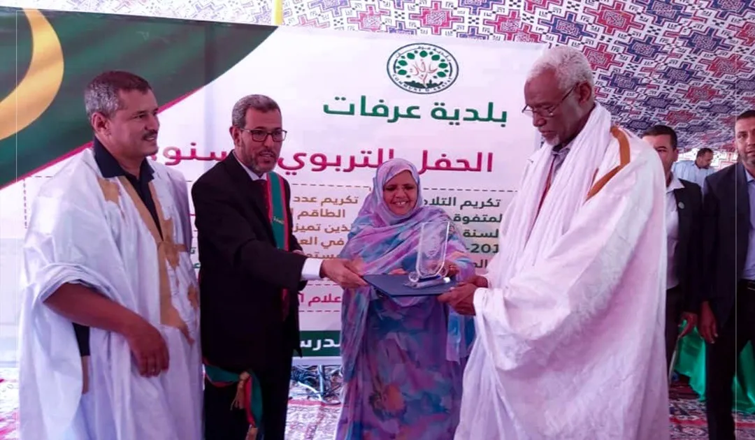 عمدة عرفات، ورئيس المجلس الجهوي خلال تقديم أحد الأوسمة