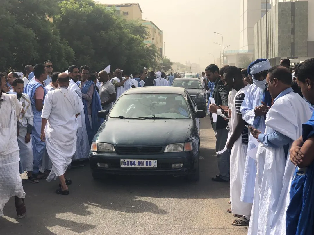 نظم عدد من النشطاء وقفة تضامنية مع الوزير اليوم الثلاثاء أمام وزارة ?