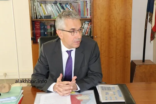 السفير الفرنسي بنواكشوط روبيرت موليي خلال حديثه للأخبار