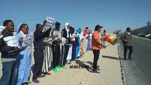 جانب من احتجاجات النشطاء والمدونين زوال الثلثاء أمام الشركة الصينية