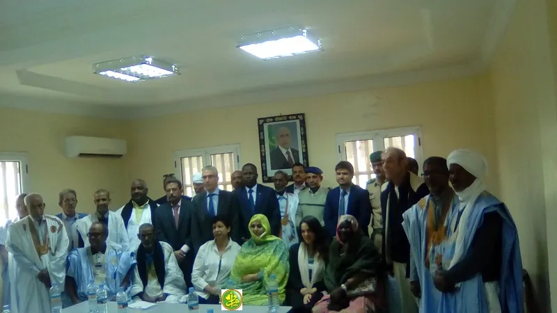 السفير الفرنسي ووالي آدرار في صورة جماعية مع حضور الاجتماع (وما)