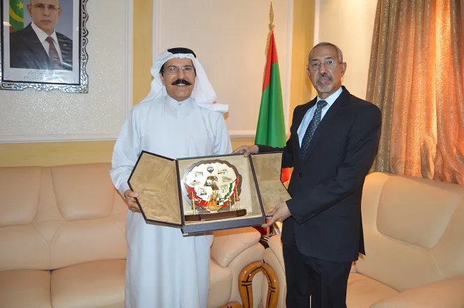 وزير الدفاع الموريتاني حننا سيدي حننا خلال لقائه مع السفير الكويتي ف