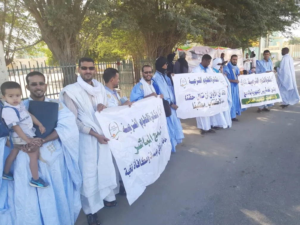 جانب من الوقفة الاحتجاجية للدكانرة أمام البرلمان
