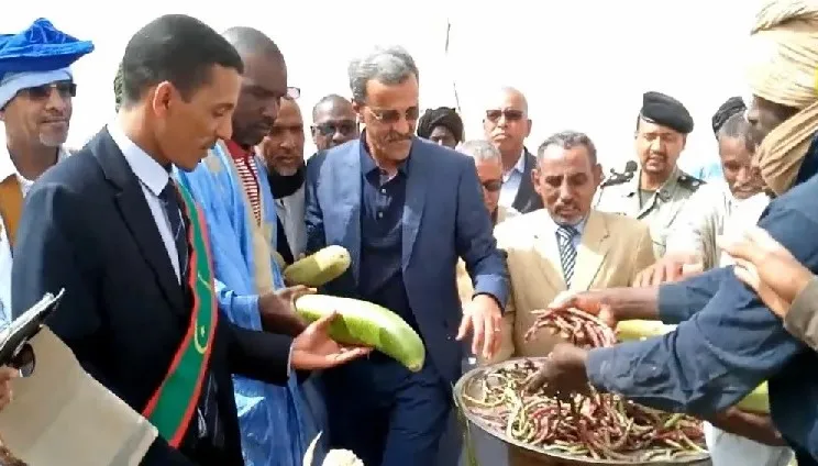 وزير التنمية الريفية ادي ولد الزين مع مزارعين في بلدية بو حديدة بولا?