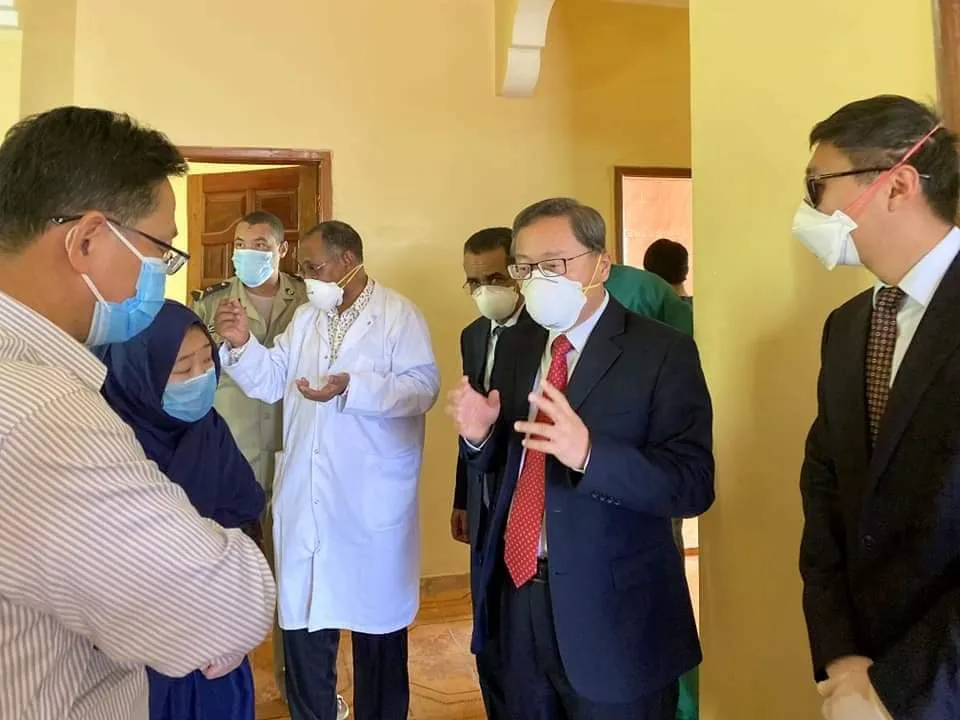 السفير الصيني داخل مركز الاحتجاز المخصص للمشتبة بإصابتهم بفيروس "كو?