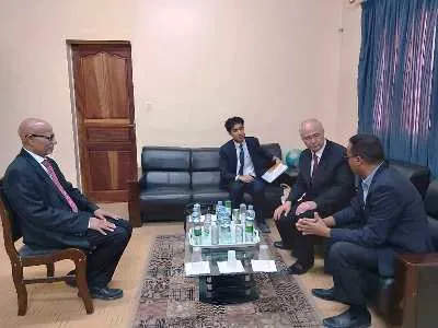 جانب من اجتماع السفير الياباني وعمدة نواذيبو المساعد في القصر البلد?