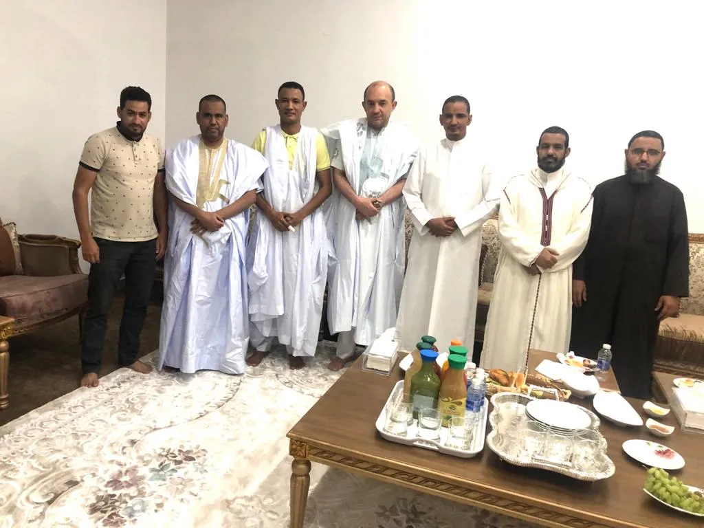 السفير الموريتاني في الكويت محمدن داداه مع مكتب الجالية 