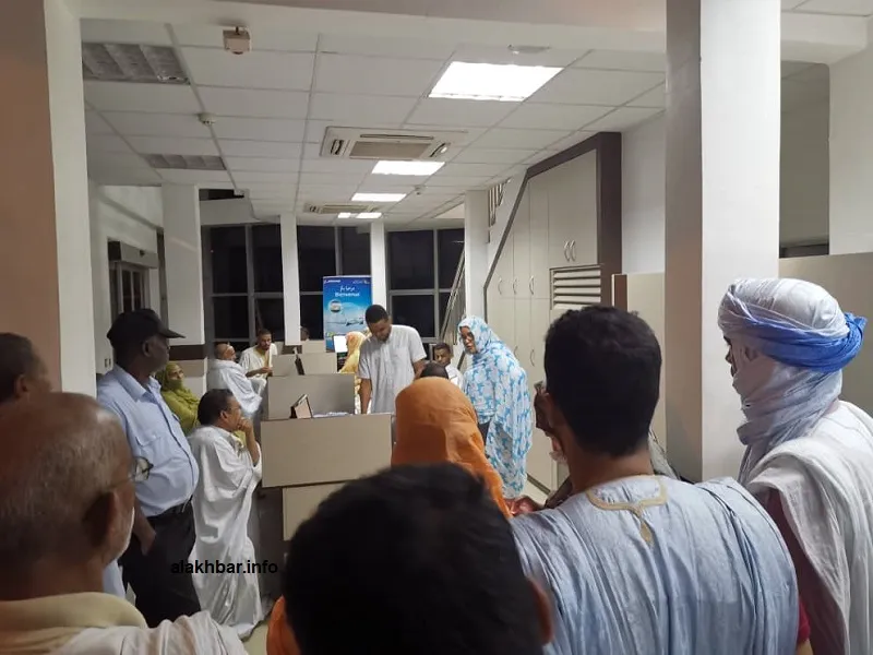 مواطنون داخل مكاتب الشركة الليلة قبيل منتصف الليل بقليل لإكمال إجرا?