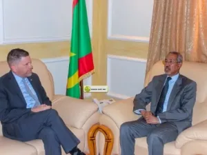وزير الدفاع الموريتاني حننا سيدي حننا، والسفير الأمريكي في موريتاني