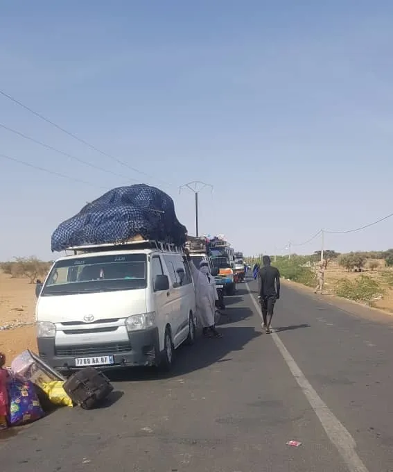 باصات نقل، وسيارات شخصية في مدخل كيهيدي انتظارا لعبوره إلى كيدماغا