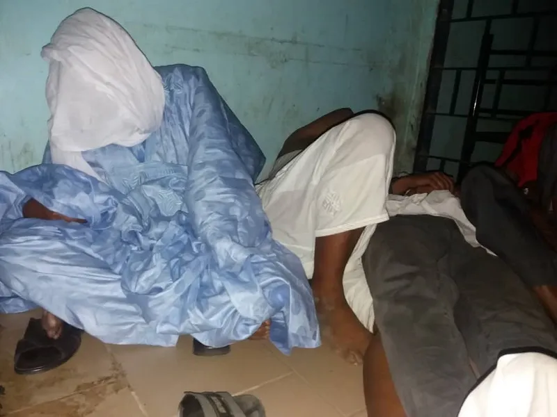 صورة للموقفين داخل مكان الحجز لدى الدرك السنغالي 