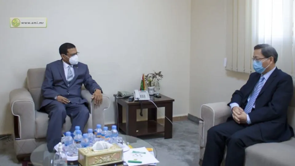 السفير الصيني في موريتانيا زهانغ اجيانكو، ووزير الصحة محمد نذير حام?