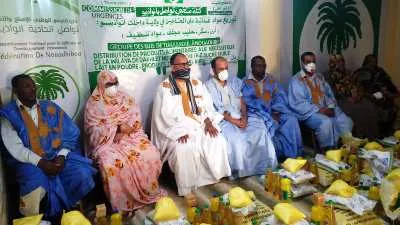 جانب من عملية توزيع كتلة منتخبي تواصل بنواذيبو لمواد غذائية ووقائية/