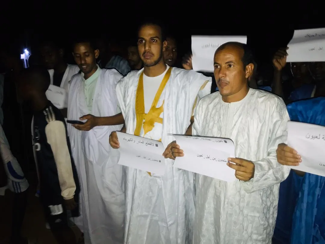 جانب من الوقفة الاحتجاجية على انقطاعات الكهرباء في العيون