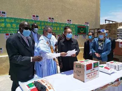 جانب من عملية تسليم المواد الغذائية لعمدة المدينة القاسم بلالي/ الأخ