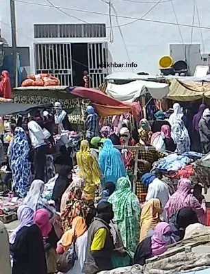 جانب من الإقبال في السوق المركزي صباح الجمعة/ الأخبار