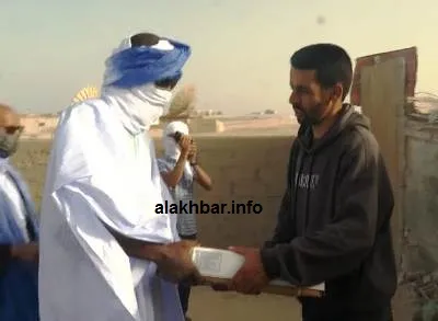 رئيس سلطة المنطقة الحرة يسلم كيسا لأحد المستفيدين / الأخبار