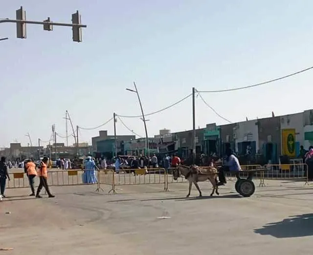 جانب من الحواجز التي تم وضعها في سوق الرابعة / الاخبار 