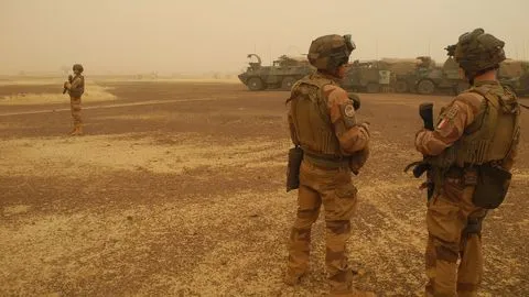 des-soldats-francais-de-garde-le-26-mars-2019-pendant-une-pause-avant-le-lancement-d-une-operation-de-barkhane-dans-la-region