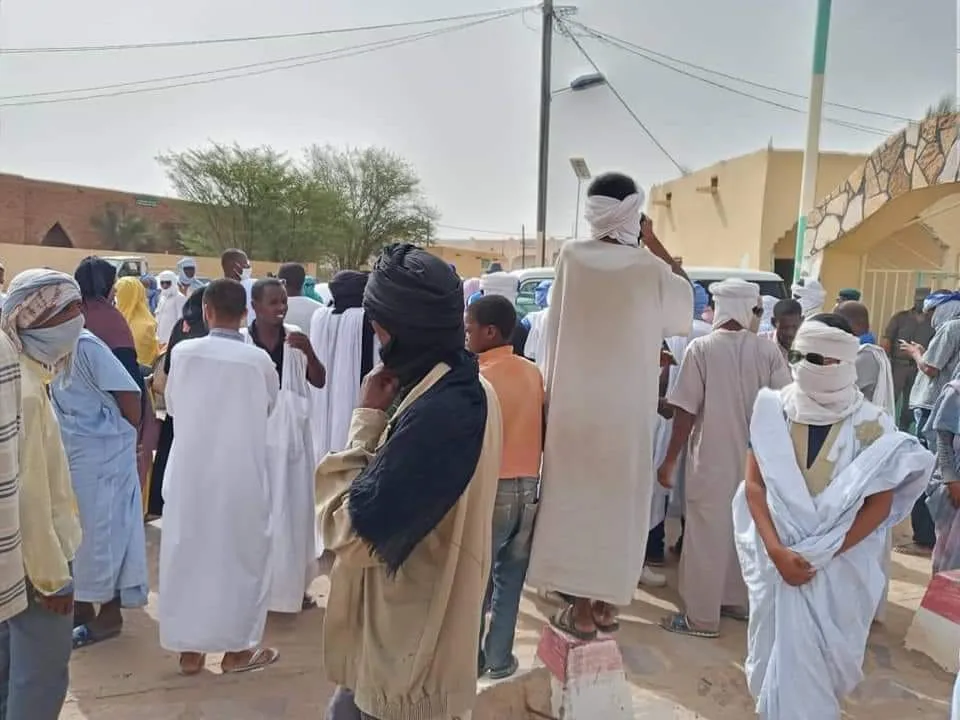 جانب من الوقفة الاحتجاجية أمام مباني الولاية في مدينة أطار