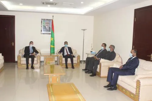 الوزير الأول إسماعيل بده الشيخ سيديا خلال استلامه نسخة من التقرير من