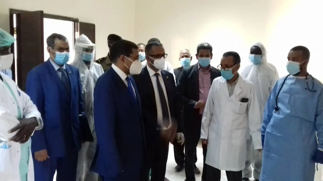 وزير الصحة ورئيس اتحاد أرباب العمل خلال تلقي شروح حول عمل الجناح