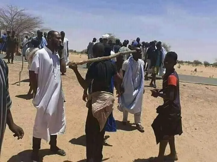 تجمع لمواطنين خلال المواجهات التي حدثت صباح اليوم