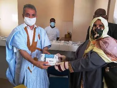 العمدة القاسم ولد بلالي أثناء تسليمه مديرة المدرسة رقم 7 جهاز الإتصا?