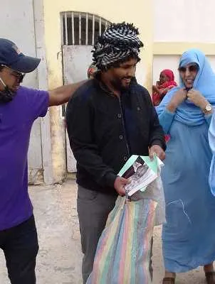 الصحفي والمدون أحمد ولد محمد سالم لحظة خروجه من السجن المدني/الأخبار