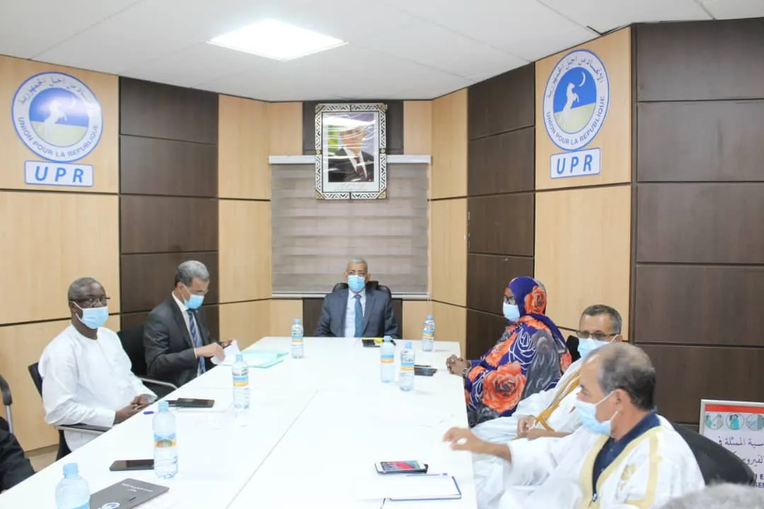 رئيس الحزب الحاكم ونوابه وأمينه العام خلال لقائهم مع وزير التنمية ال