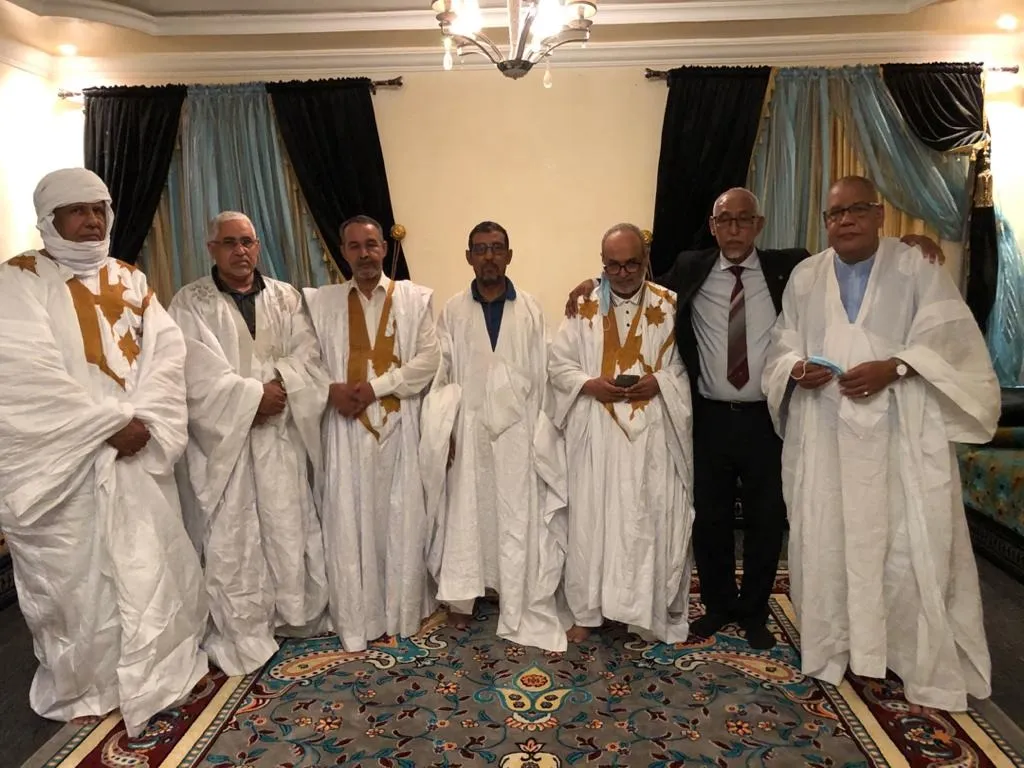 المترشح لمنصب نقيب المحامين محمد أحمد الحاج سيدي يتوسط مجموعة من الم