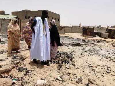 جانب من زيارة رئيس المنطقة الحرة أحمدوالتجاني أتيام للأسرة التي احت?