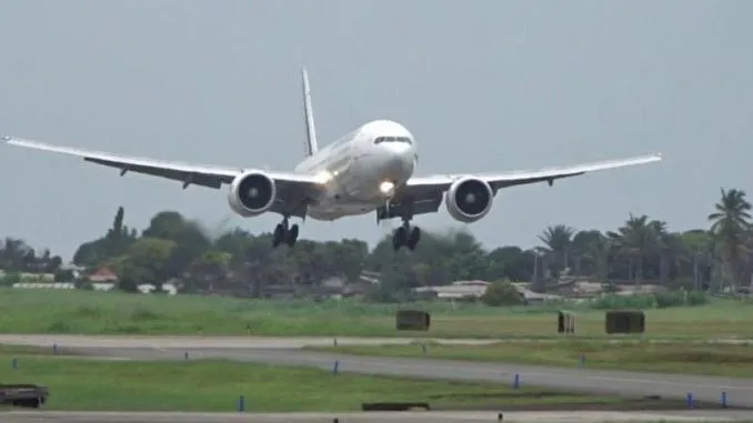 avion-atterrissant-a-libreville