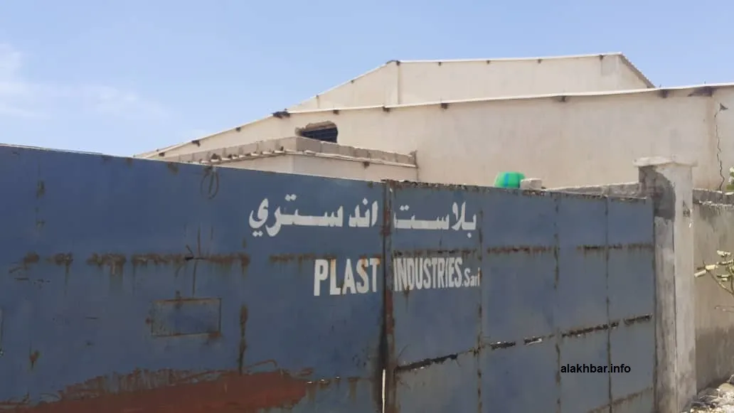 مدخل المصنع الذي تعرض لعملية السطو