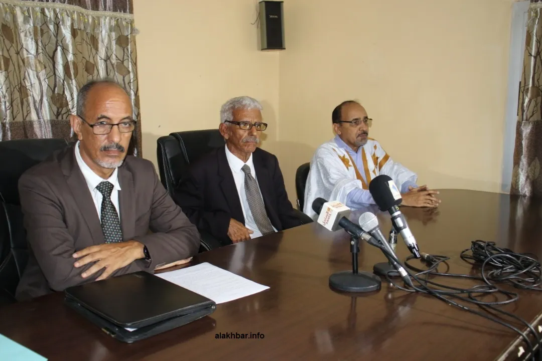 نقيب المحامين الجديد إبراهيم ولد أبتي (وسط) خلال تسلمه مهامه سلفه الش