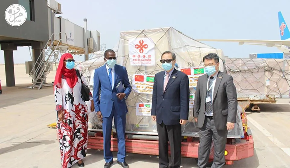 مستشار الوزير الأول والأمينة العامة لوزارة الصحة خلال تسلم المساعدة