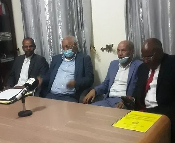 هيئة الدفاع عن الرئيس السابق محمد ولد عبد العزيز خلال مؤتمرهم الصحفي