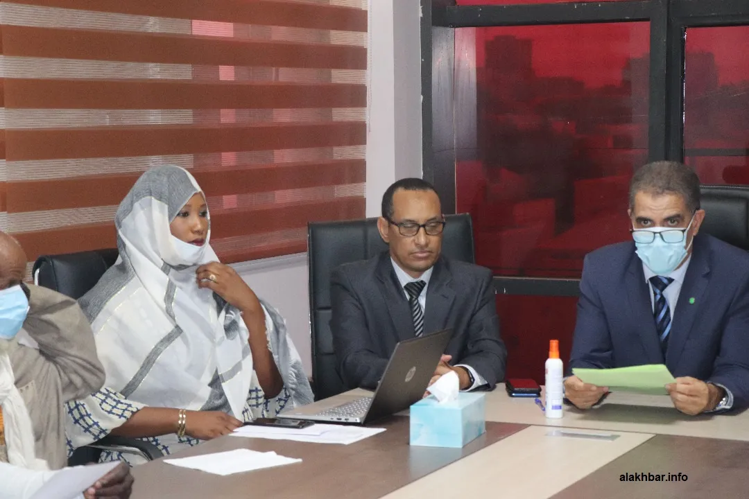 المدير العام لشركة "معادن موريتانيا" حمود ولد امحمد (يمين) خلال اجتما?