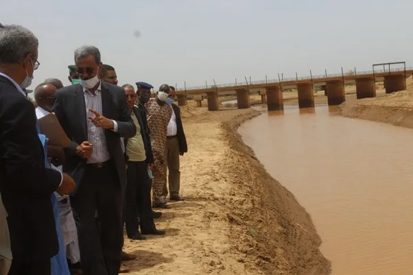 وزير التنمية الريفية الدي ولد الزين وبعض معاونيه في موقع "سد نبّم" بب?