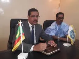 رئيس جهة نواذيبو محمد المامي أحمد بزيد إلى جانب نائبه / أرشيف الأخبار
