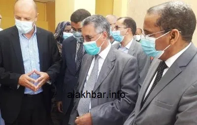 من اليمين مدير المستشفى الجهوي إلى جانب والي الولاية ومدير الشركة ال