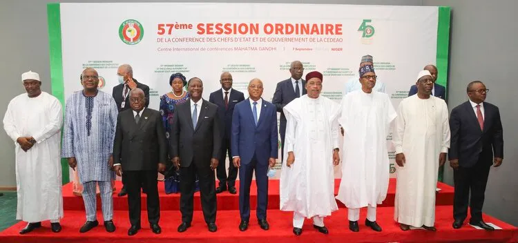 صورة جماعية لقادة الإيكواس على هامش القمة 57 المنعقدة بنيامي