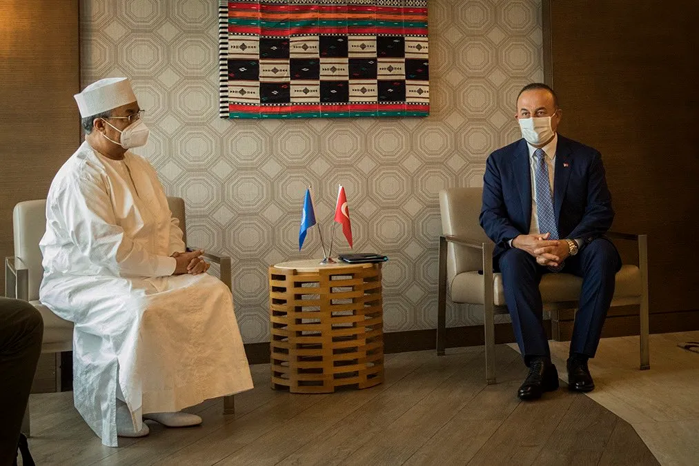 وزير الخارجية التركي مولود تشاووش أوغلو ورئيس بعثة الأمم المتحدة في 