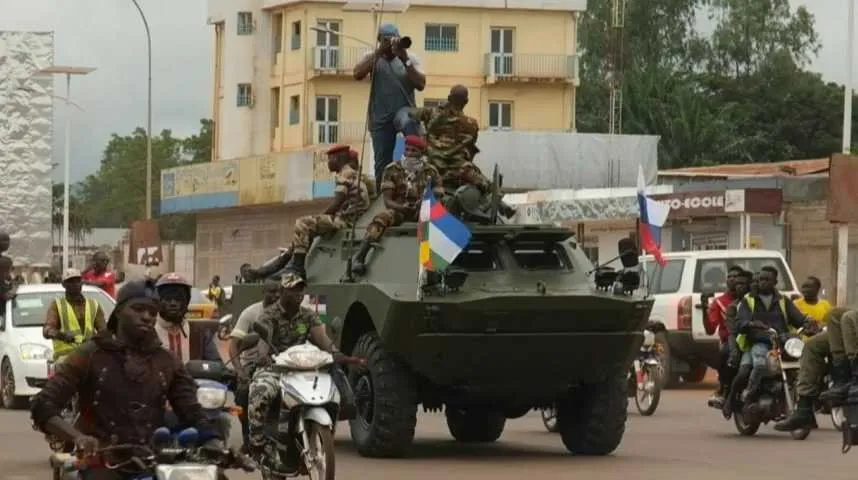 1039_multi_3um3x_centrafrique-defile-de-vehicules-blindes-livres-par-la-russie-a-bangui_fzfr3k-H