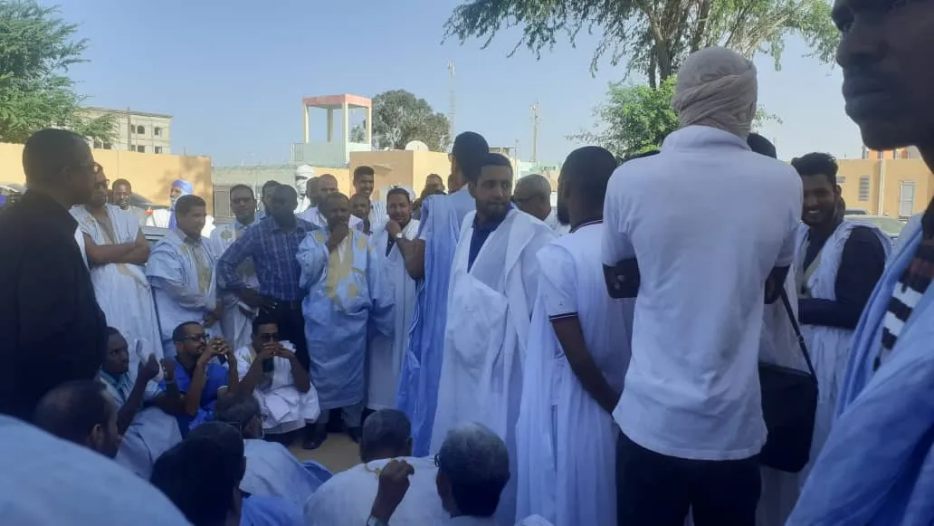 الأساتذة خلال احتجاجهم اليوم بمباني الثانوية الوطنية بنواكشوط