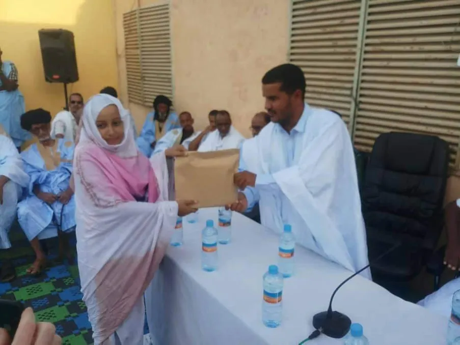 عمدة بلدية افديرك شيخه ولد بله أثناء تسليم إحدى الجوائز
