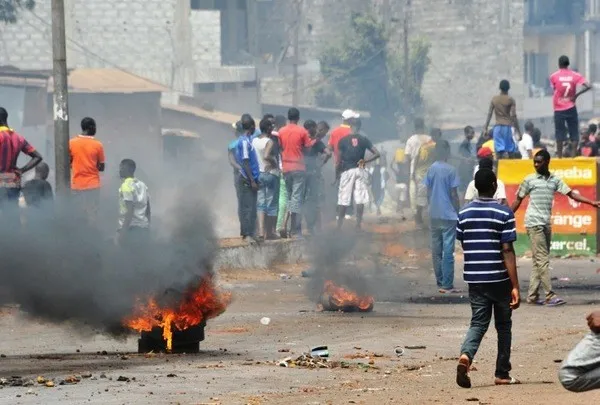 Barricades-dans-rues-Conakry-mardi-14-avril-apres-violents-affrontements-entre-opposition-forces-ordre_1_730_405