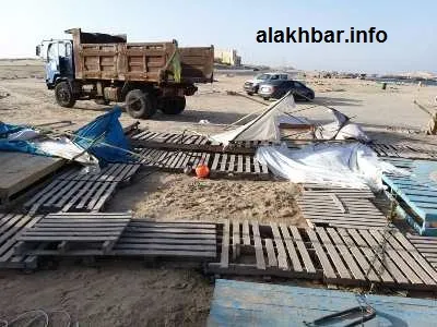 جانب من عملية إزالة الخيام والأكواخ أمس في منتجع كبانو1/ الأخبار