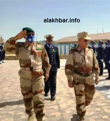 القائد المساعد لأركان الجيوش اللواء المختار بل شعبان بجانب القائد ا?