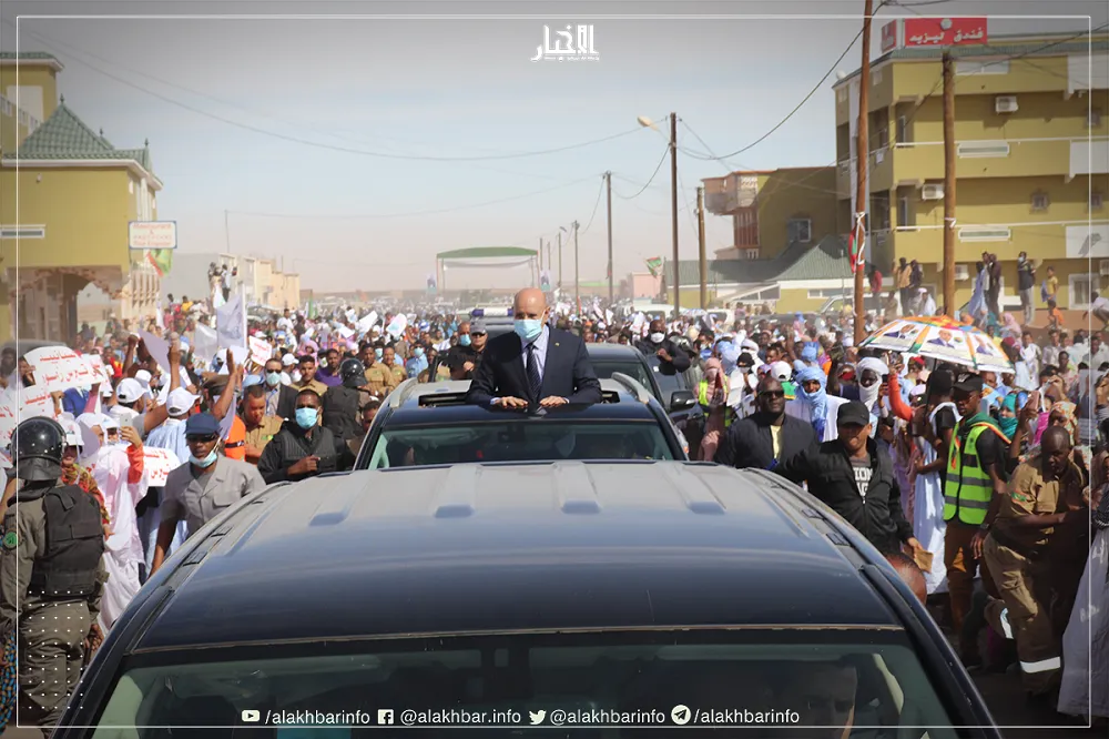 اللافتات تحيط بالموكب الرئاسي خلال مغادرته المطار إلى المدينة (الأخ?